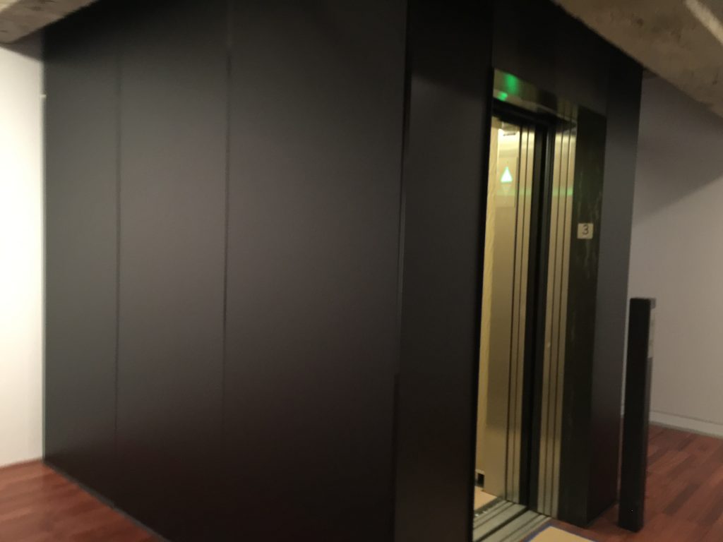 Recouvrement de mur ascenseur en vinyle